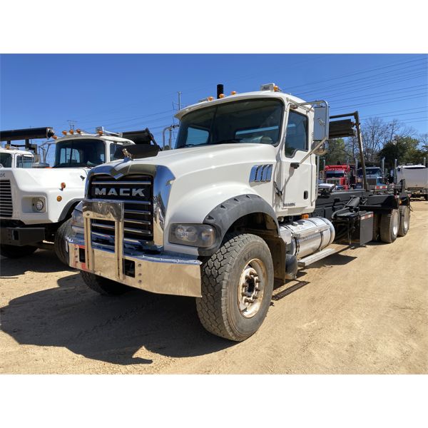 2008 MACK GU713 Roll Off Truck