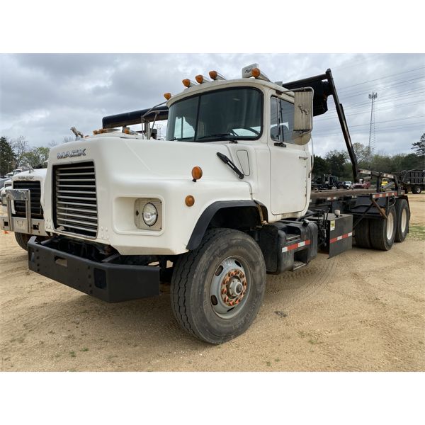 2000 MACK DM690S Roll Off Truck