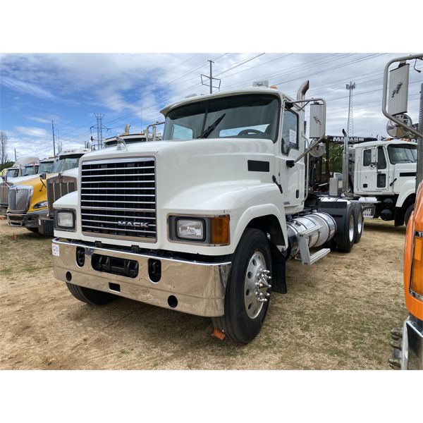 2013 MACK CHU613 Day Cab Truck