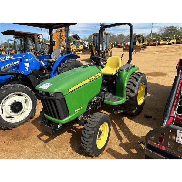 JOHN DEERE 3038E Farm Tractor
