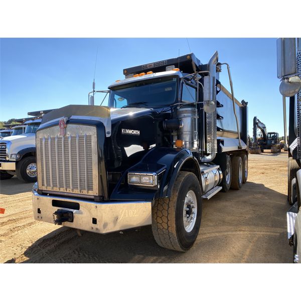 2017 KENWORTH T800 Dump Truck