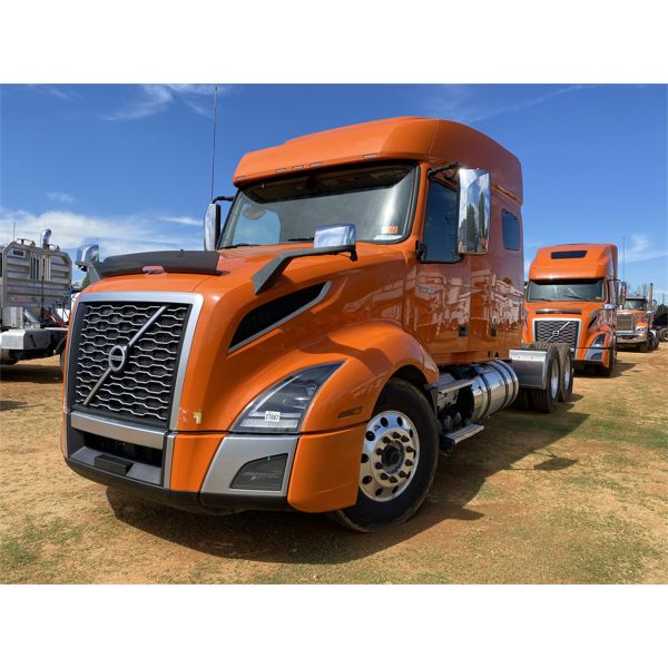 2019 VOLVO VNL64T Sleeper Truck
