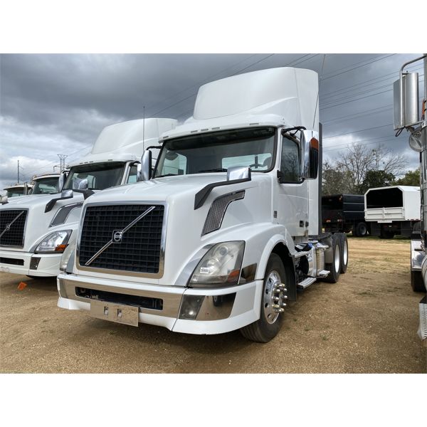 2015 VOLVO  Day Cab Truck