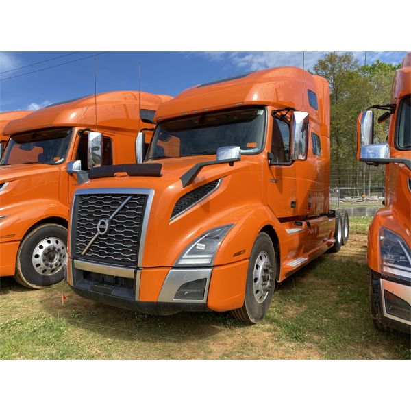 2020 VOLVO VNL64T Sleeper Truck