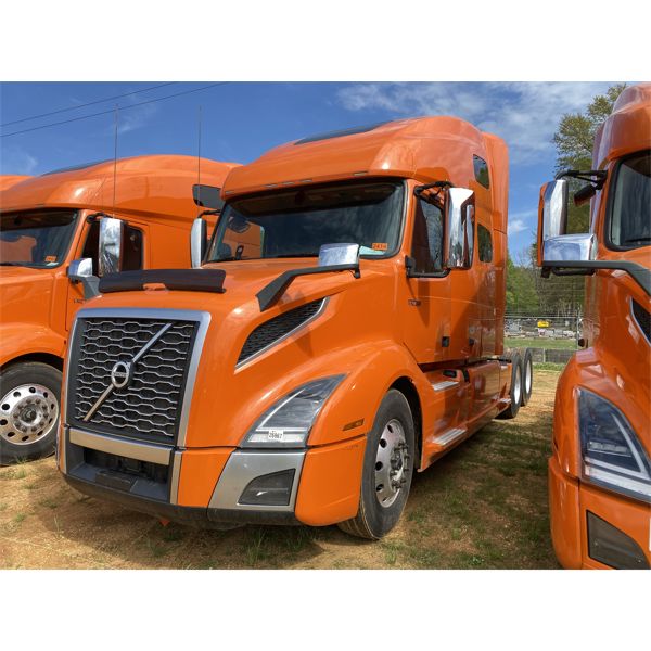 2020 VOLVO VNL64T Sleeper Truck