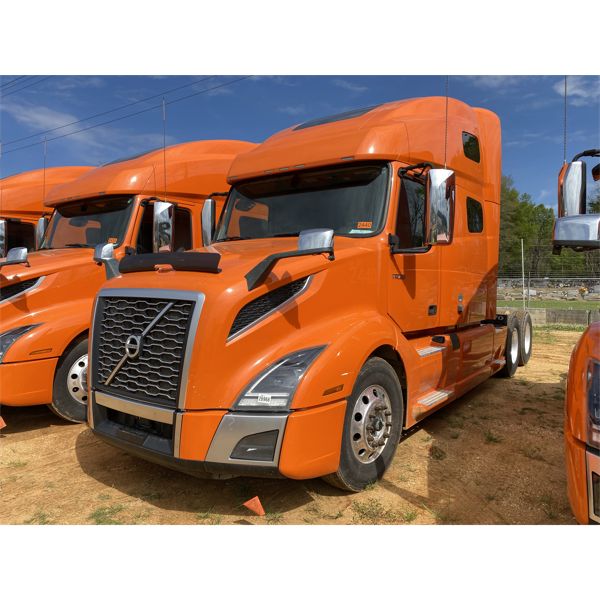 2020 VOLVO VNL64T Sleeper Truck