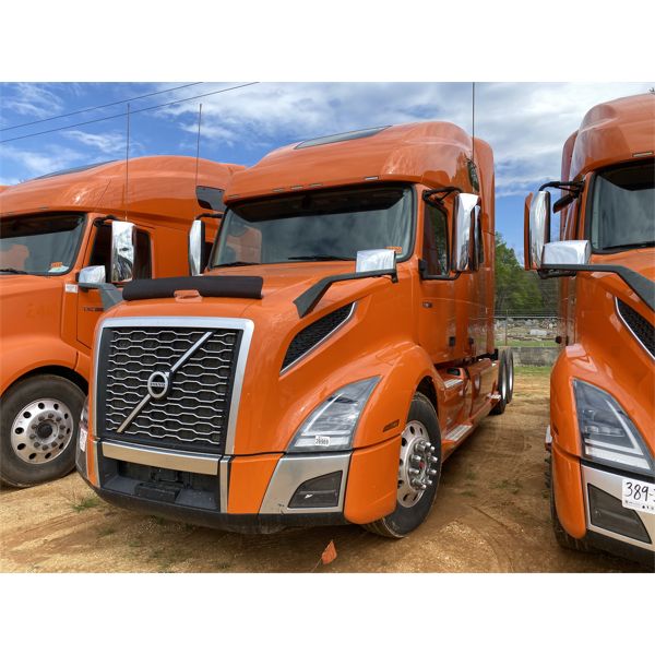 2020 VOLVO VNL64T Sleeper Truck