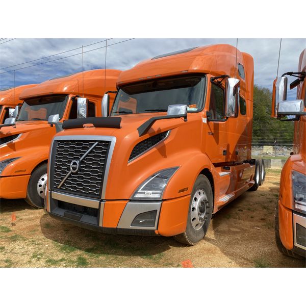 2020 VOLVO VNL64T Sleeper Truck