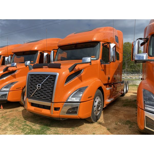 2020 VOLVO VNL64T Sleeper Truck