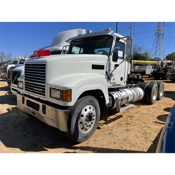 2013 MACK CHU613 Day Cab Truck