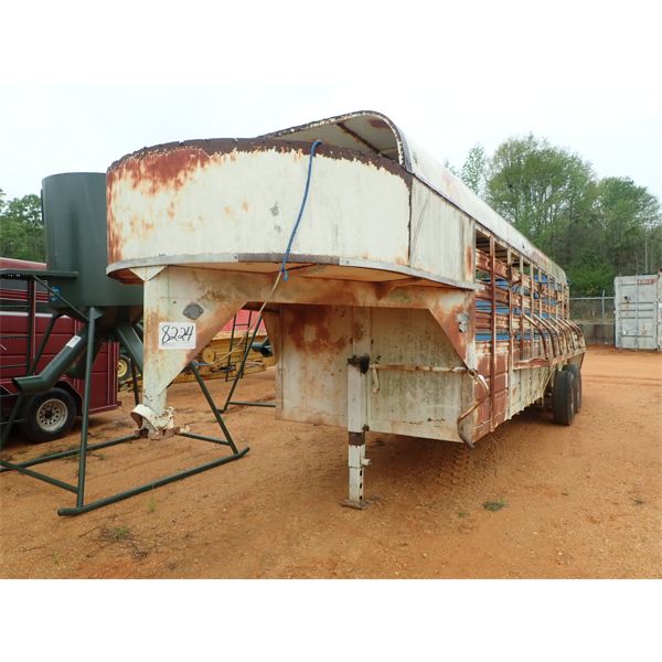 WW TRAILER 73035 Livestock Trailer