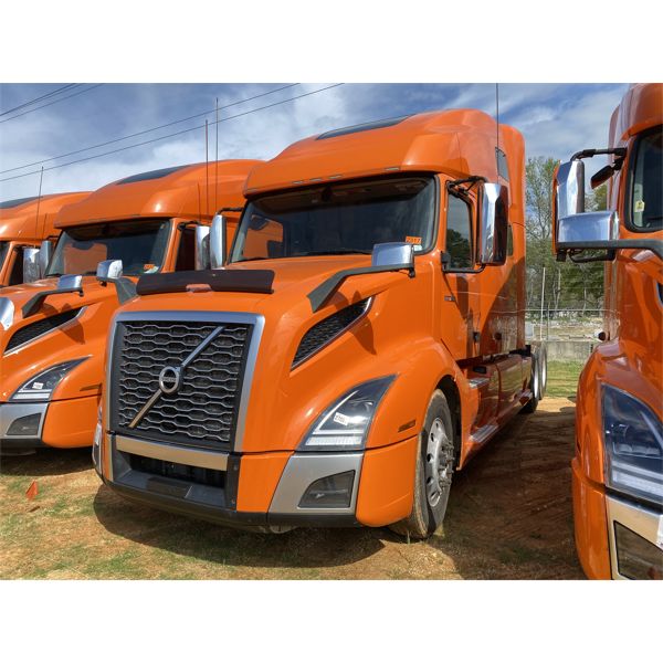 2020 VOLVO VNL64T Sleeper Truck