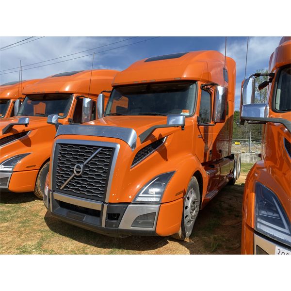 2020 VOLVO VNL64T Sleeper Truck