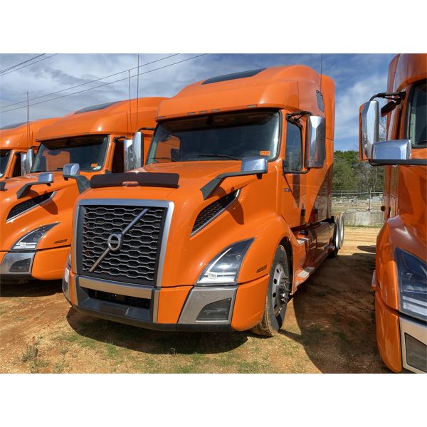 2020 VOLVO VNL64T Sleeper Truck