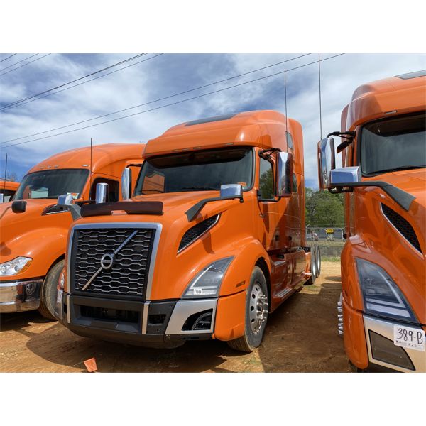2020 VOLVO VNL64T Sleeper Truck