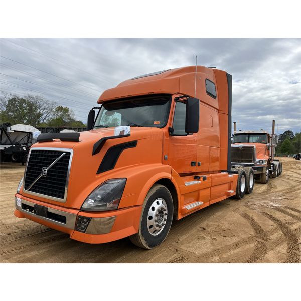 2014 VOLVO VNL64T Sleeper Truck