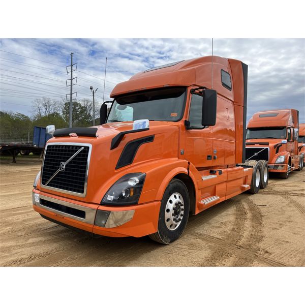 2016 VOLVO VNL64T Sleeper Truck
