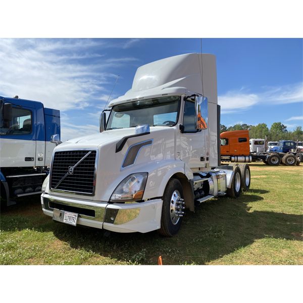 2017 VOLVO  Day Cab Truck