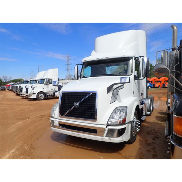 2017 VOLVO  Day Cab Truck