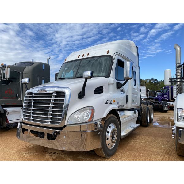 2016 FREIGHTLINER CASCADIA Sleeper Truck