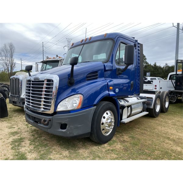 2015 FREIGHTLINER CASCADIA Day Cab Truck