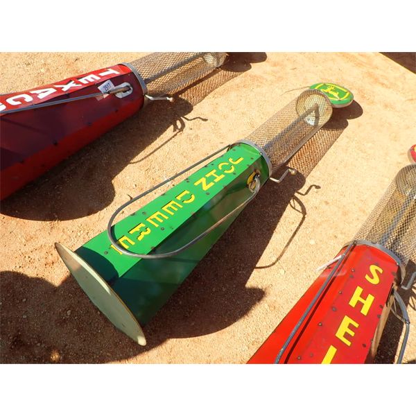 METAL JOHN DEERE GAS PUMP (C-9)