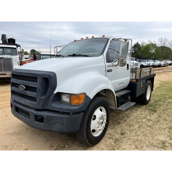 2004 FORD F650 XL Flatbed Truck