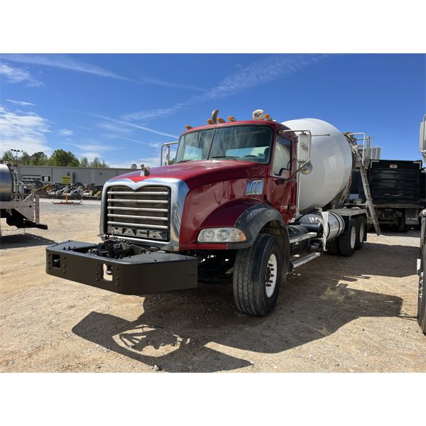 2014 MACK GU813 Concrete Mixer / Pump Truck