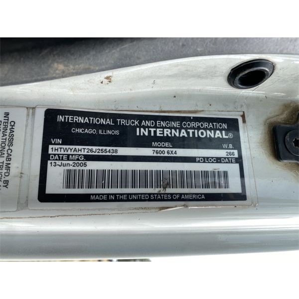 2006 INTERNATIONAL 7600 Roll Off Truck - J.M. Wood Auction Company