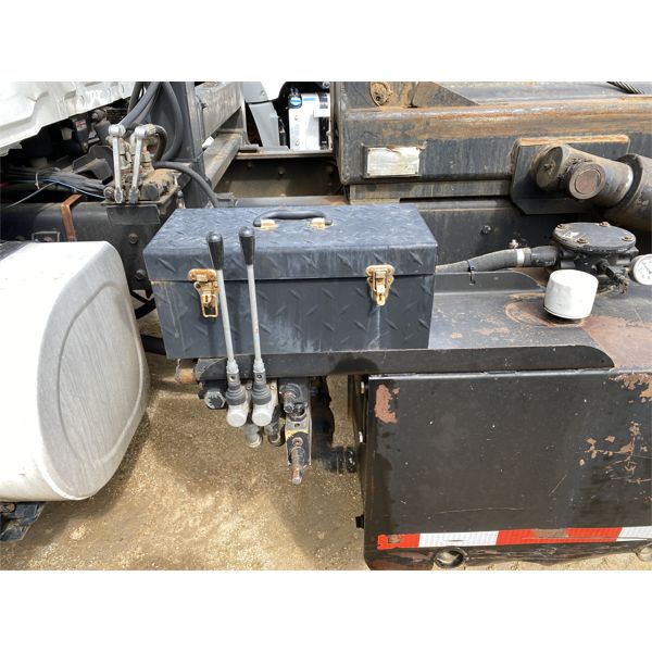 2006 INTERNATIONAL 7600 Roll Off Truck - J.M. Wood Auction Company