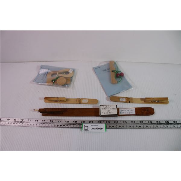 Novelty Joke & Puzzle Items