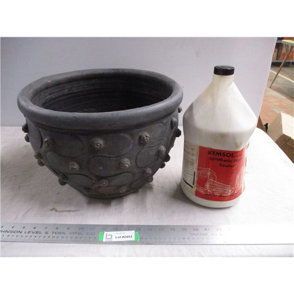 Flower pot with floor sealer