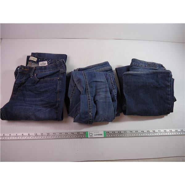 (3) Pairs of Ladies Jeans Sizes in pictures