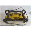 Image 4 : Dewalt Work Radio (powers up)