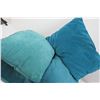 Image 3 : (4) Pillows