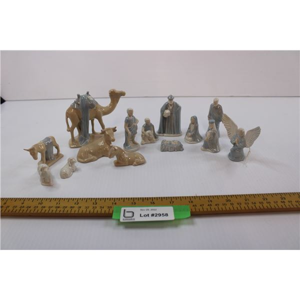Nativity set, two pieces damaged