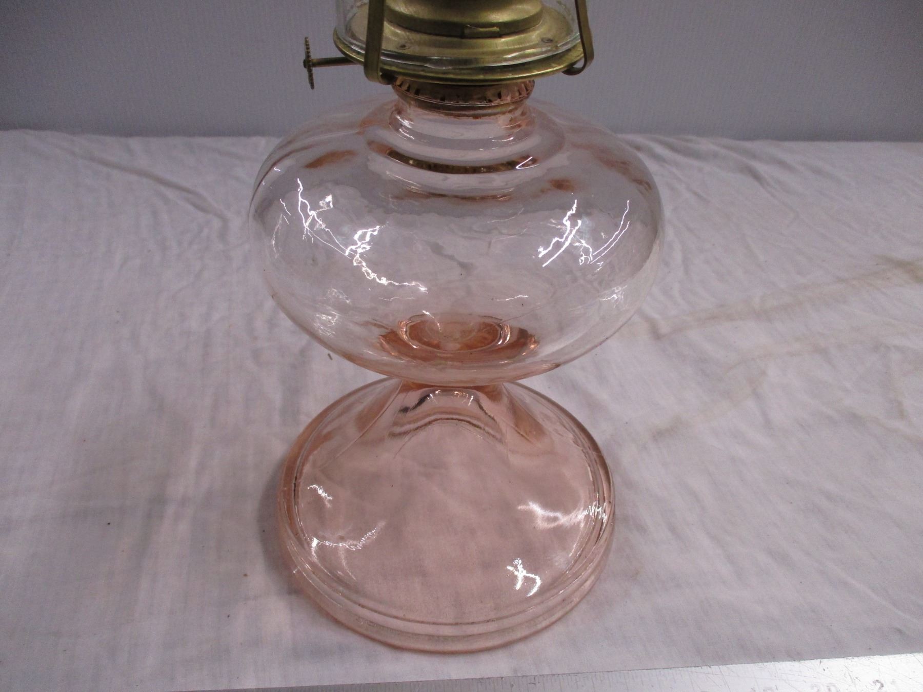 Pink glass oil lamp + chimney