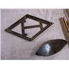 Image 3 : Dover sad iron with trivet + wooden clothespins