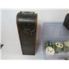 Image 4 : (2) Cases for Wine Bottles - Urn - Assorted Vintage Bathroom Accessories in Plastic Case - Illustrat