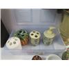 Image 5 : (2) Cases for Wine Bottles - Urn - Assorted Vintage Bathroom Accessories in Plastic Case - Illustrat