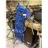 Image 2 : PALLET OF ASSORTED ITEMS INCLUDING; ELECTRIC HEIGHT CHANGING DESK, CHAIRS, LAWN LOUNGER & MORE