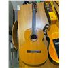 Image 2 : CLASSIC FENDER MODEL F-20 ACOUSTIC GUITAR WITH HARD SHELL CARRYING CASE