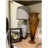 Image 2 : ASSORTED HOME DECOR: TABLE CLOCK, VASE, TABLE LAMP, & MORE