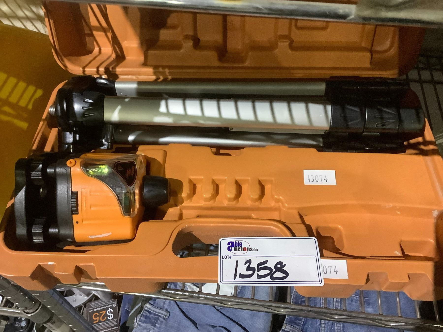 JOHNSON HOT SHOT 40-0917 LEVEL WITH CASE - Able Auctions