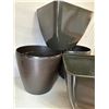 Image 2 : 4 outdoor planter pots