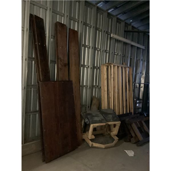 ASSORTED WOOD AND PROP DECOR ITEMS