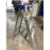 Image 2 : LITE 4' ALUMINUM STEP LADDER