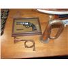 Image 2 : 2 Old Horns & Python Gun Picture