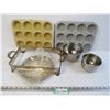 Image 1 : (2) Metal Bowls - (2) Muffin Pans - (2) Metal Plated Trays