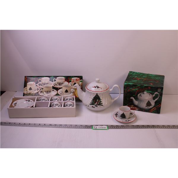 Christmas Teapot and Set of (6) Cups and Saucers